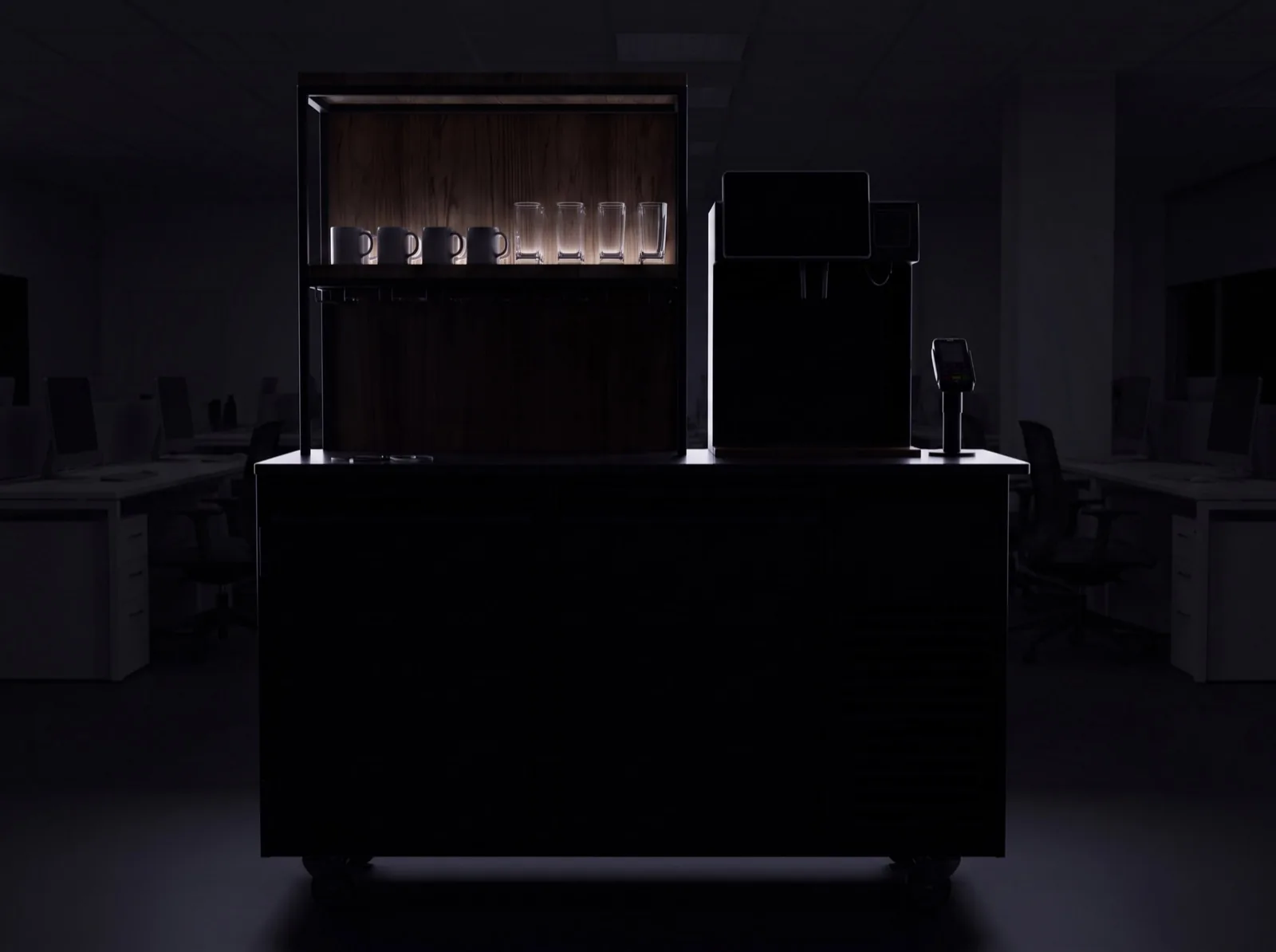 Die OfficeBar in einem Großraumbüro: beleuchtetes Regal mit Tassen und Gläsern, Kaffeemaschine und Zahlungsterminal.